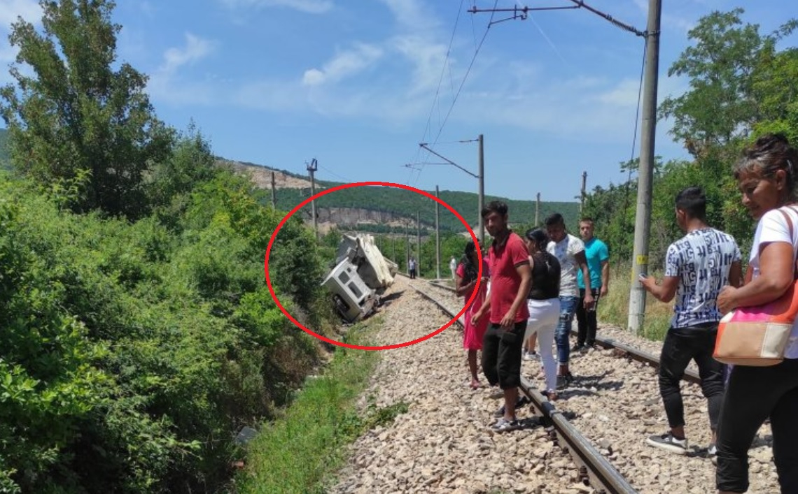 Първа версия за касапницата с три трупа между влак и камион във Видинско ВИДЕО