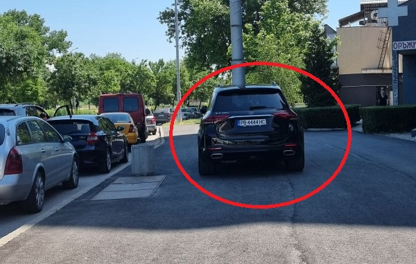 Мадама с тузарски джип - новата шампионка по наглост СНИМКИ