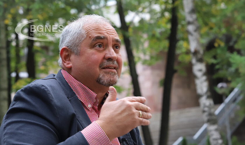Доц. Йоцов: Стагфлация сковава България, а Петков и Василев...