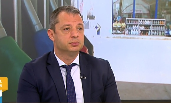 Делян Добрев: Ето как кабинетът "Петков" и бензиностанциите ни цакат с помощта от 25 стотинки за горивата!