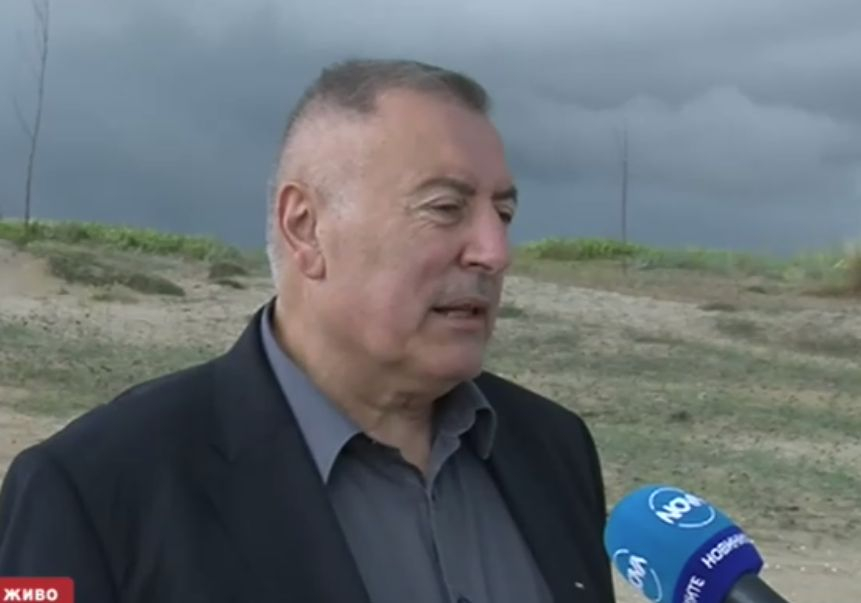 Украинци със скъпарски коли тъпчат дюните край Алепу! ВИДЕО