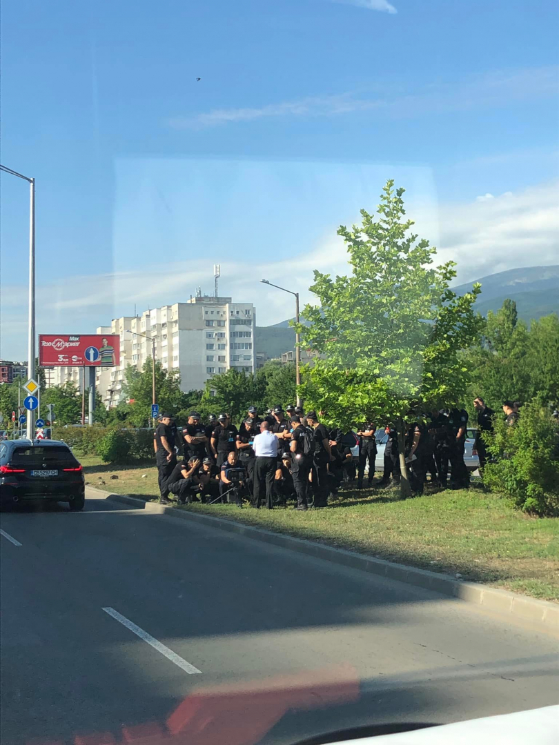 Какво правят толкова много полицаи на столичен булевард СНИМКИ