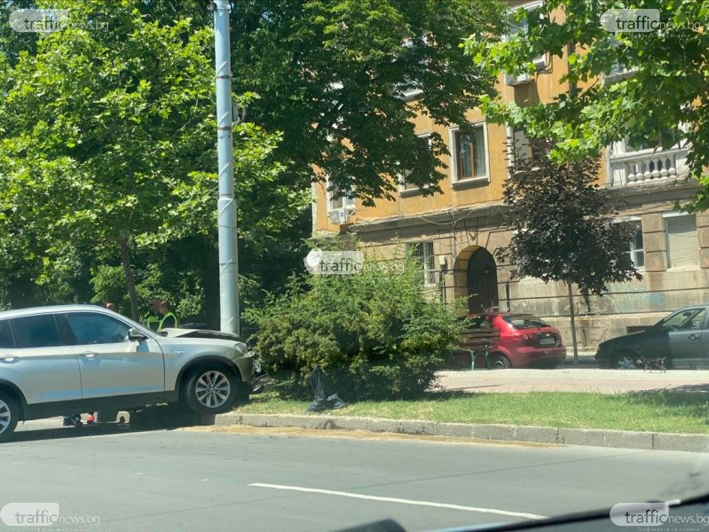 Зрелищна каскада в Пловдив, БМВ прелетя през насрещното и стана страшно СНИМКИ