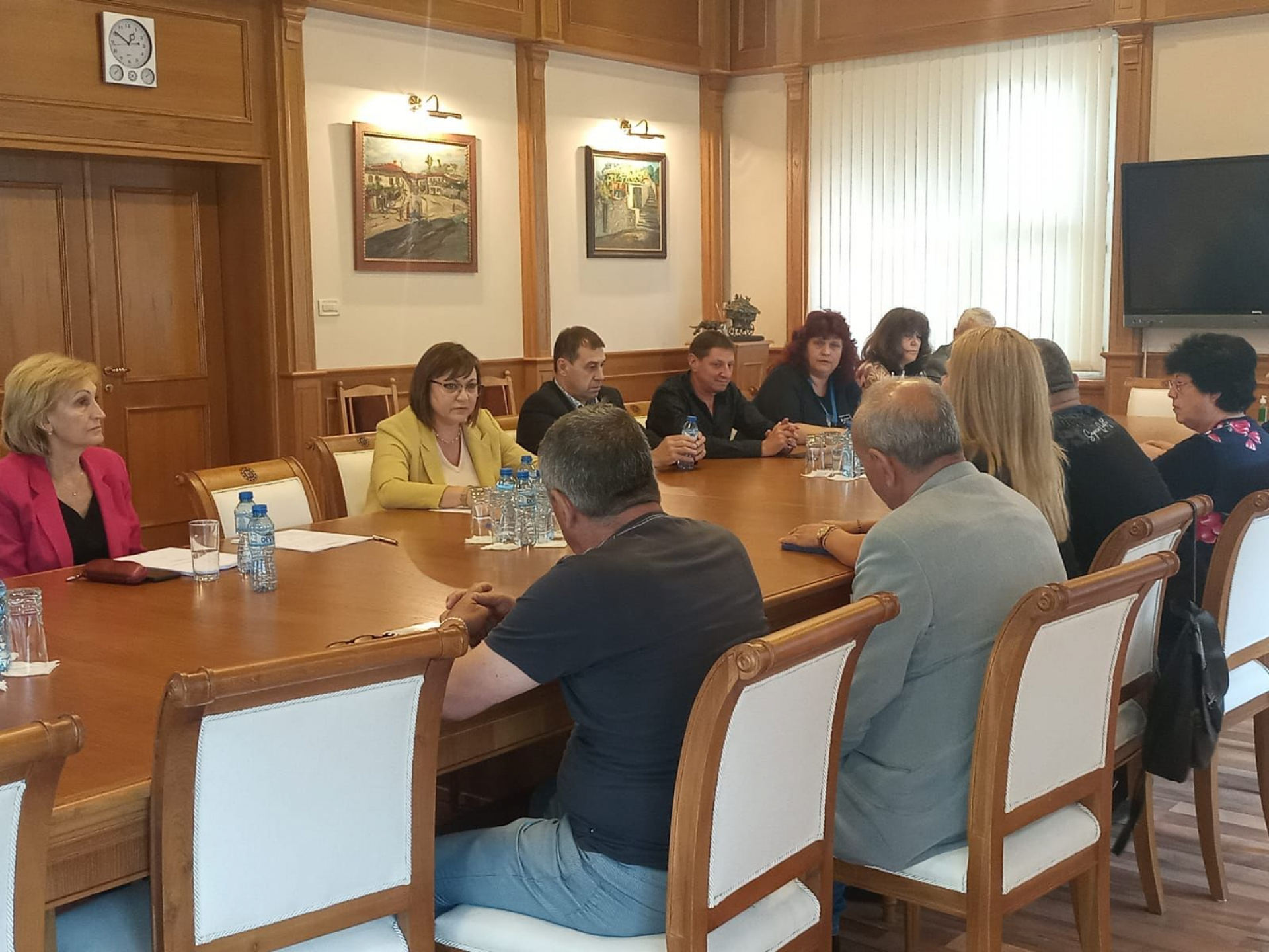 Министър Нинова договори увеличение на заплатите във ВМЗ Сопот