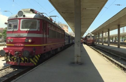 Влакове пуснаха сирените за загиналите наши машинисти ВИДЕО 