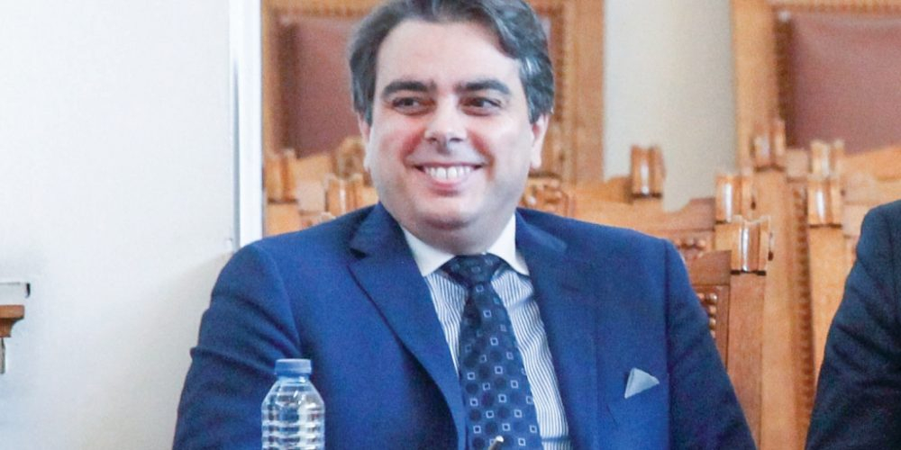 Скандал на бюджетната комисия: Асен Василев брани еврото със зъби и нокти, а от ИТН...