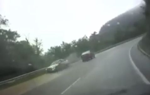 Само в БЛИЦ: Зрелищно ВИДЕО от тежко меле с две БМВ-та на "Хаинбоаз" 