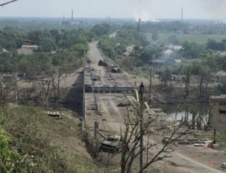 Капанът хлопна, взривен е последния мост, по който обсадените в "Азот" получаваха помощ от Киев