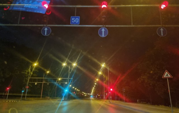 СНИМКА, направена в 22:55 часа на булевард в Пловдив, повдига доста въпроси