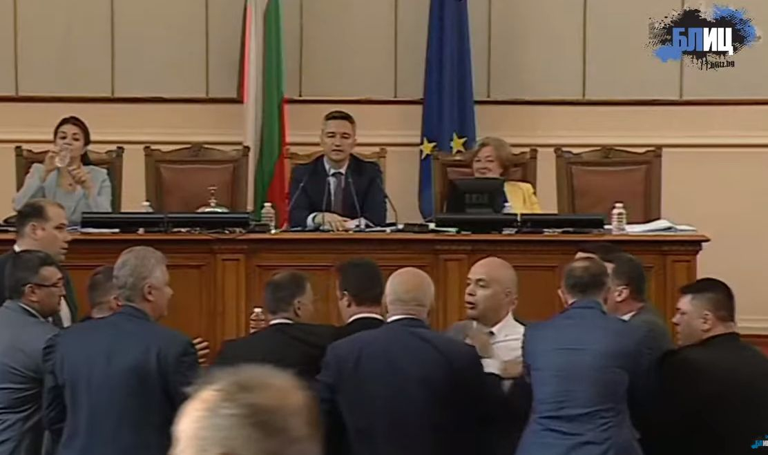 Извънредно: Депутатите наскачаха за бой в НС! Ето какво се случи БЛИЦ TV