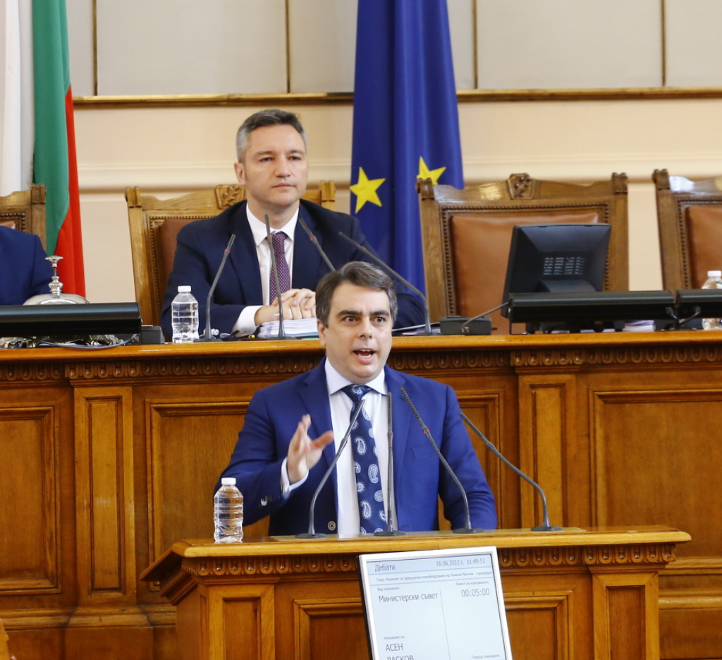 Асен Василев истеряса в парламента, след като чу това от ДПС