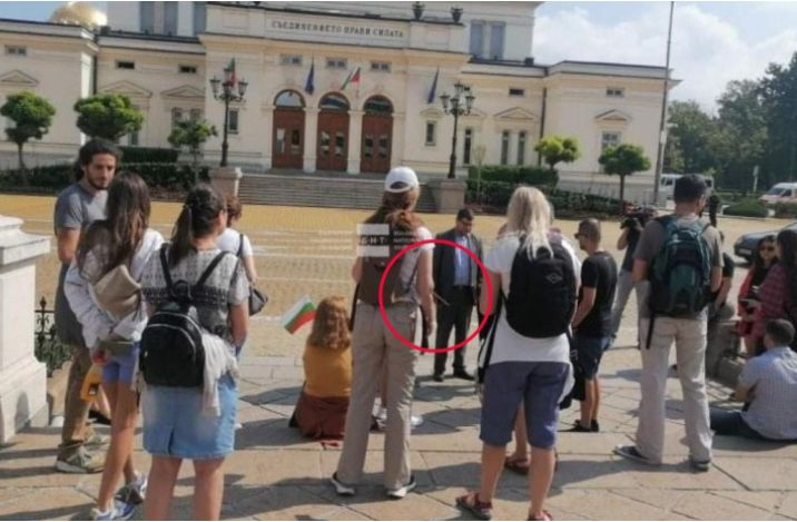 Депутат от ПП поведе с пръчка протест от десетина души в подкрепа на Петков СНИМКИ