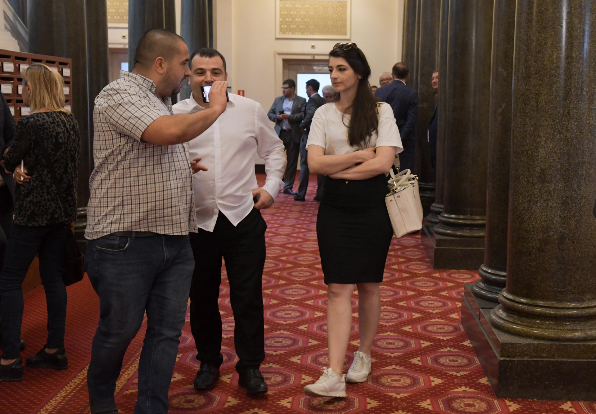 Лена Бориславова неочаквано се яви в НС и се изфука със... СНИМКИ