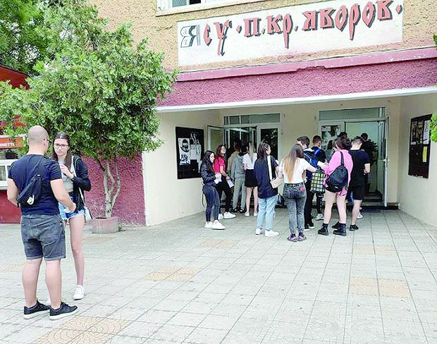 Такъв батак на изпит не е имало, гневят се учители