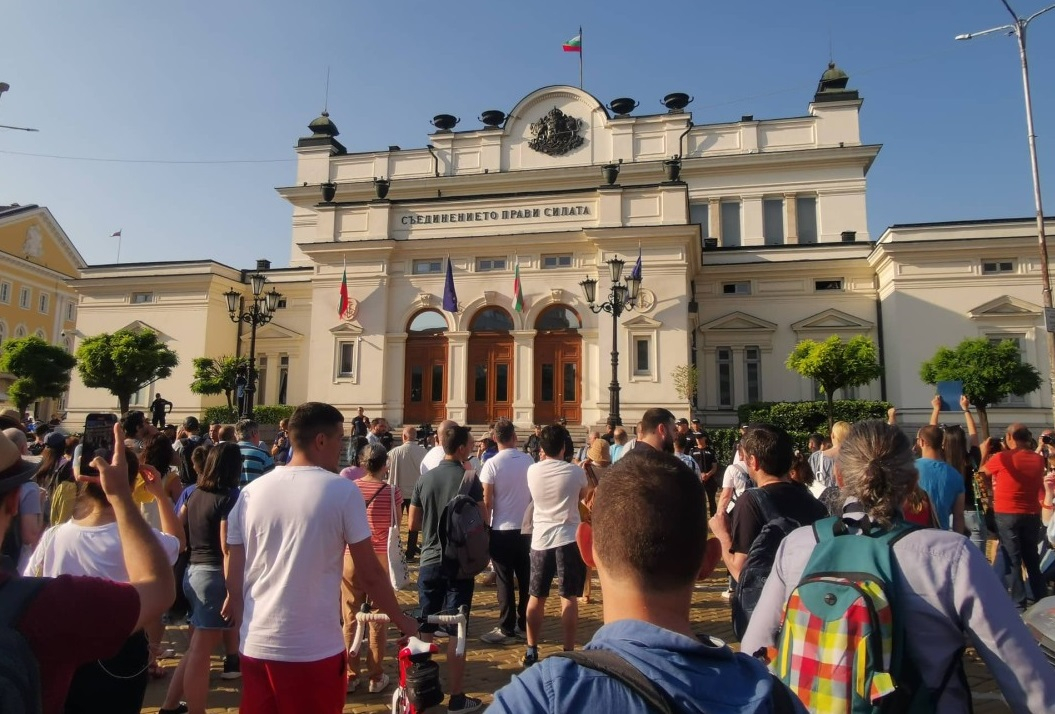 Димчев преброи колко са на манифестацията пред НС в подкрепа на властта: Леко е смешно, повече е трагично СНИМКИ