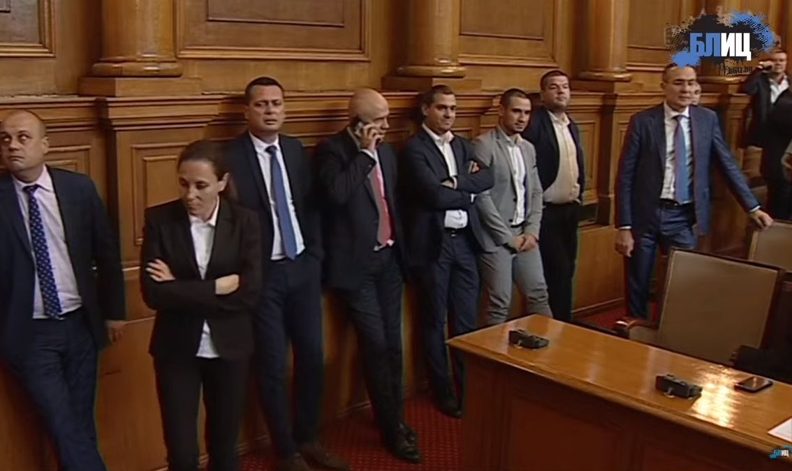 Страстите в НС ескалираха! Депутатите се счепкаха заради Атанасова и... БЛИЦ TV