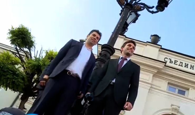 Петков и Минчев ронят сълзи пред НС, хванаха мегафона и ето какво направиха ВИДЕО