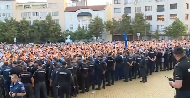Сблъсъци пред НС! Линчуваха Тошко Йорданов, полетяха стъклени бутилки и... СНИМКИ