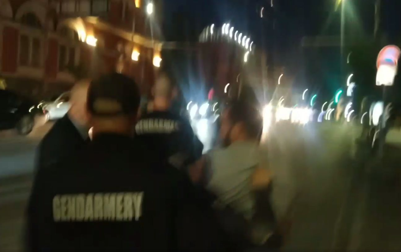 Извънредно в БЛИЦ! Отново бой край парламента ВИДЕО