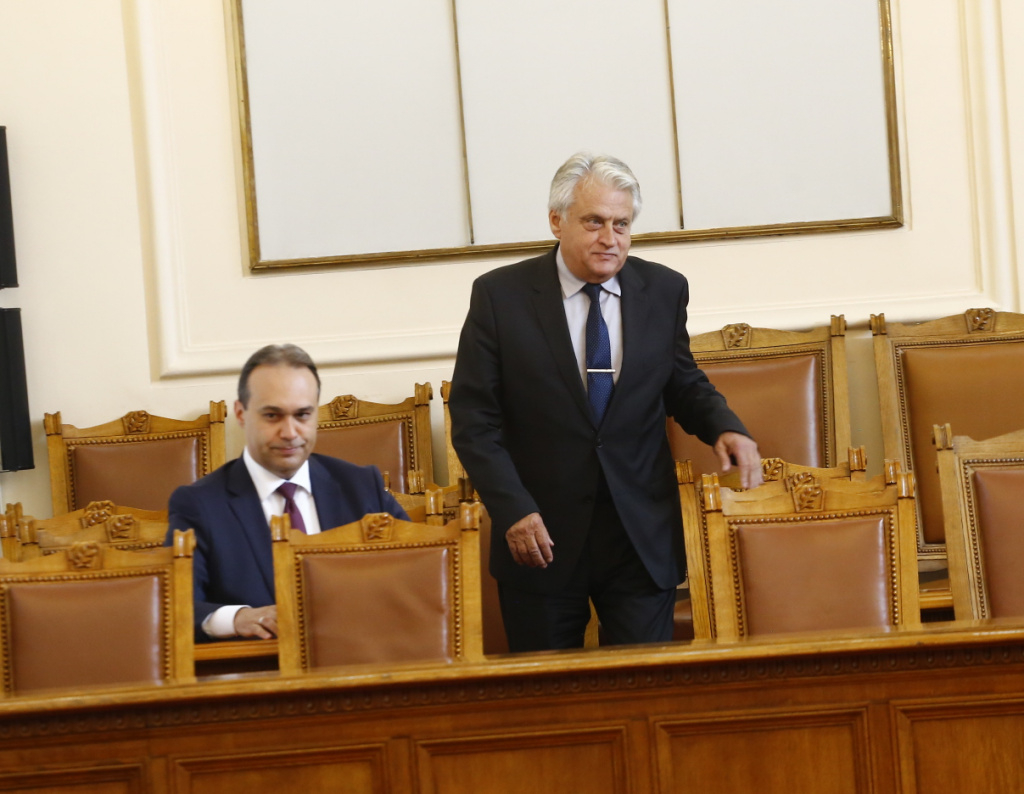 Мистерията със самолета-фантом, кацнал у нас се заплита