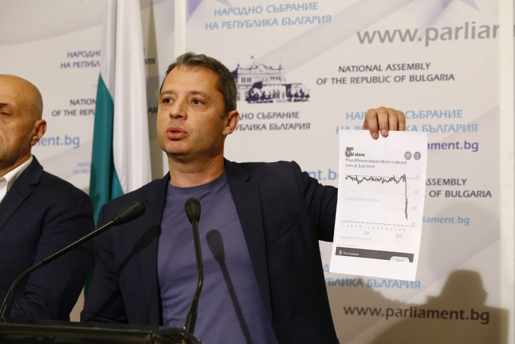 Късат си ризите само, за да защитават "Лукойл": Делян Добрев притисна до стената...