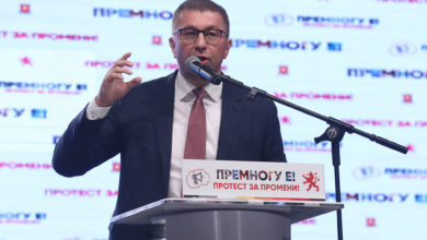 Напрежението ескалира! Мицкоски иска българите да коленичат в Скопие, закани се да...