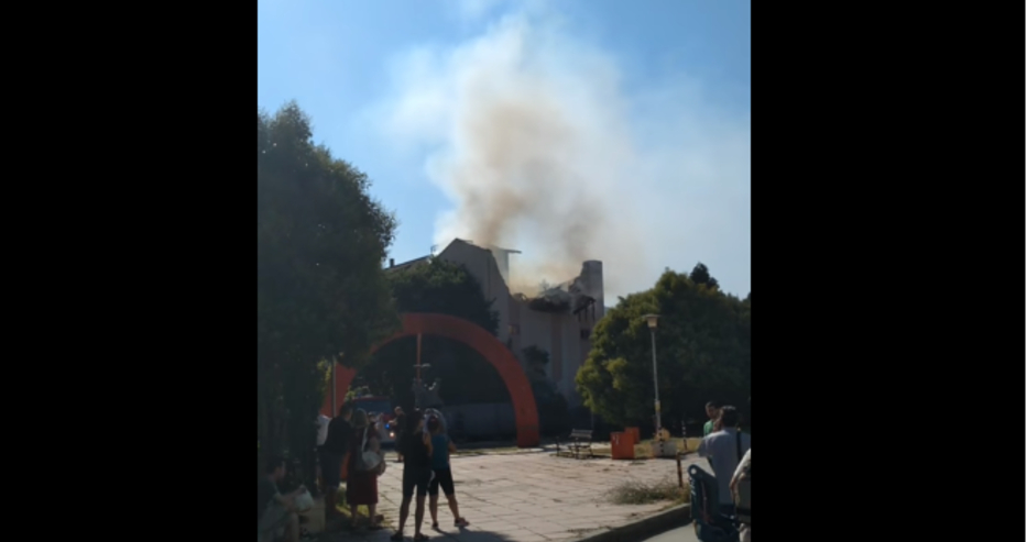 Огнен ад в центъра на Варна, пламна сграда до култово място на малки и големи ВИДЕО