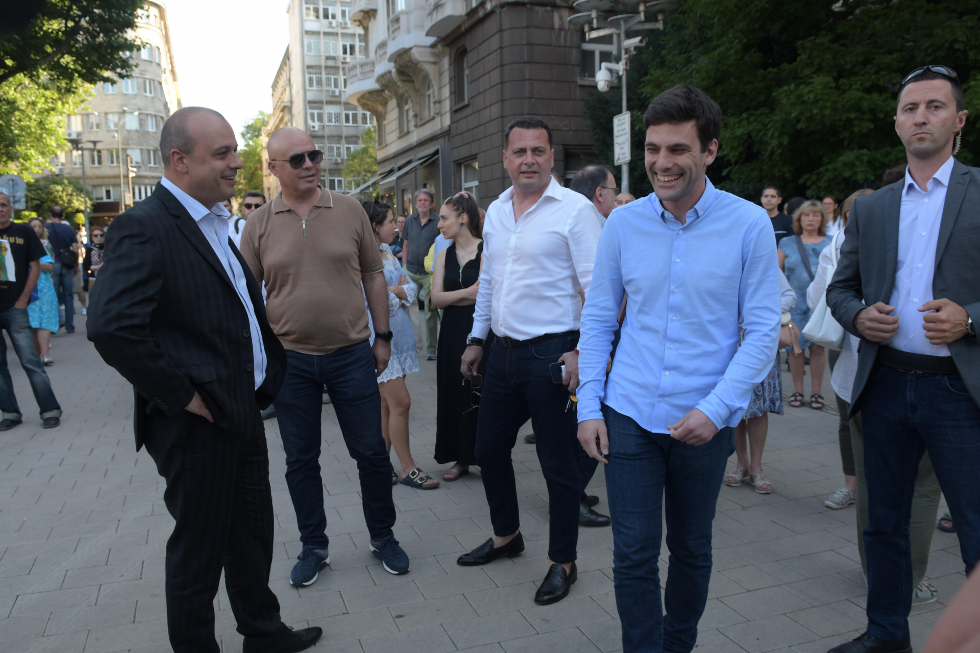 Бившият шеф на НС цъфна на протеста пред президентството ВИДЕО 