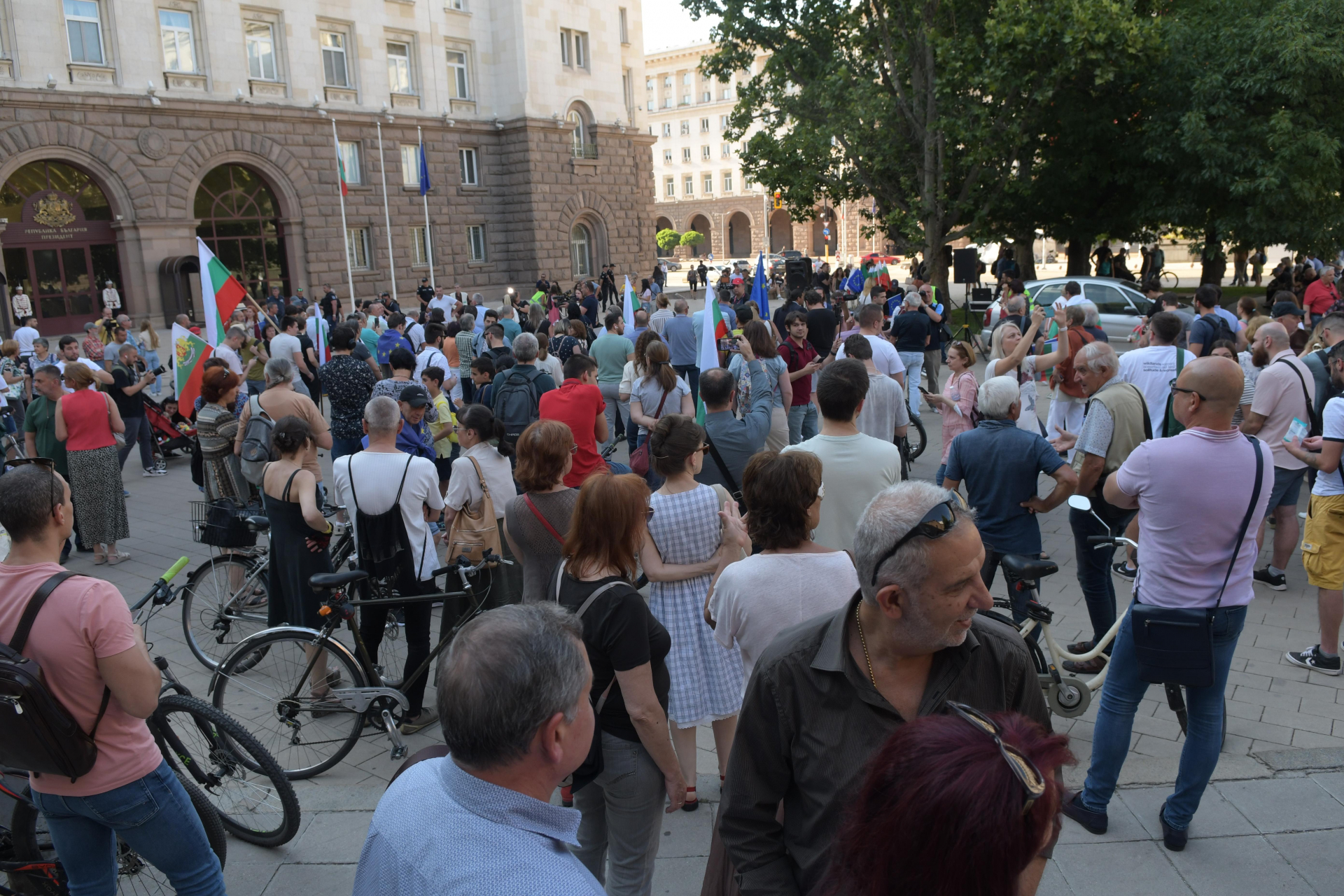 Бившият шеф на НС цъфна на протеста пред президентството ВИДЕО 