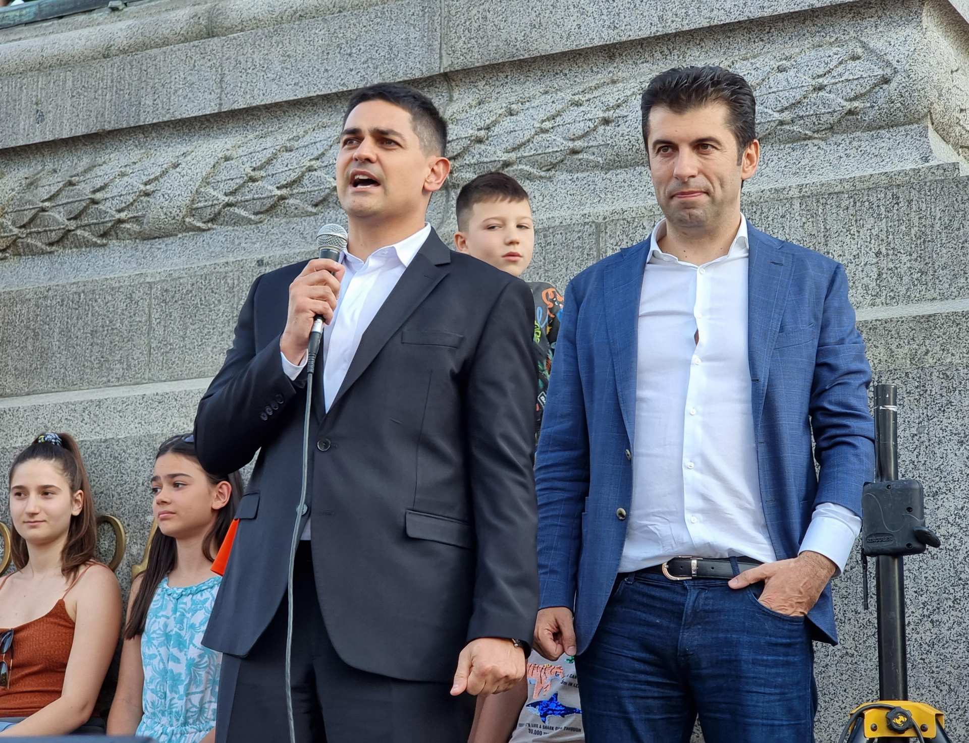 Хората на Слави в Плевенско закопаха отцепника Радостин Василев