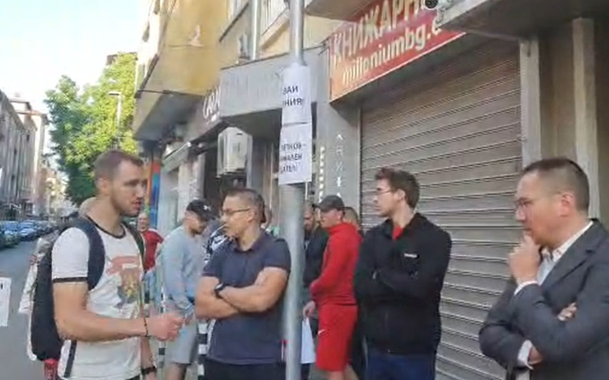 Петков под блокада в ранни зори, ето какво се случва пред дома му ВИДЕО