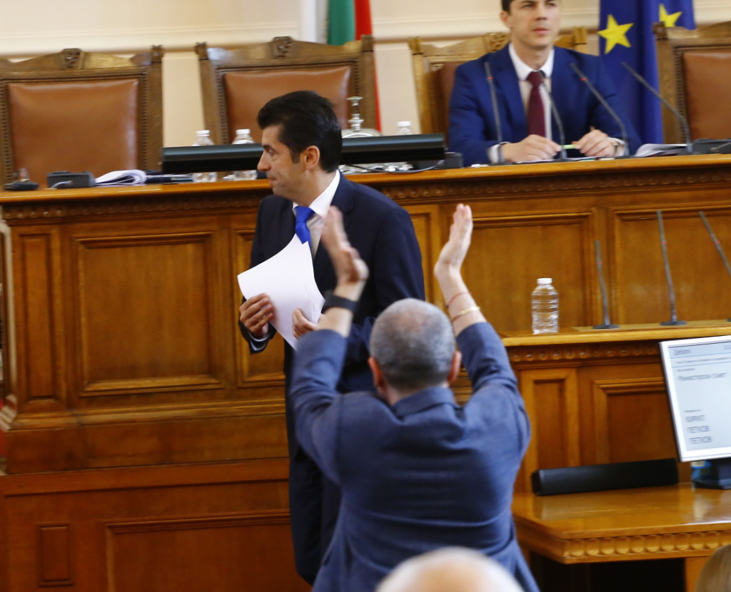Тошко Йорданов: Петков си пазарува депутати като проститутки, а Василев...