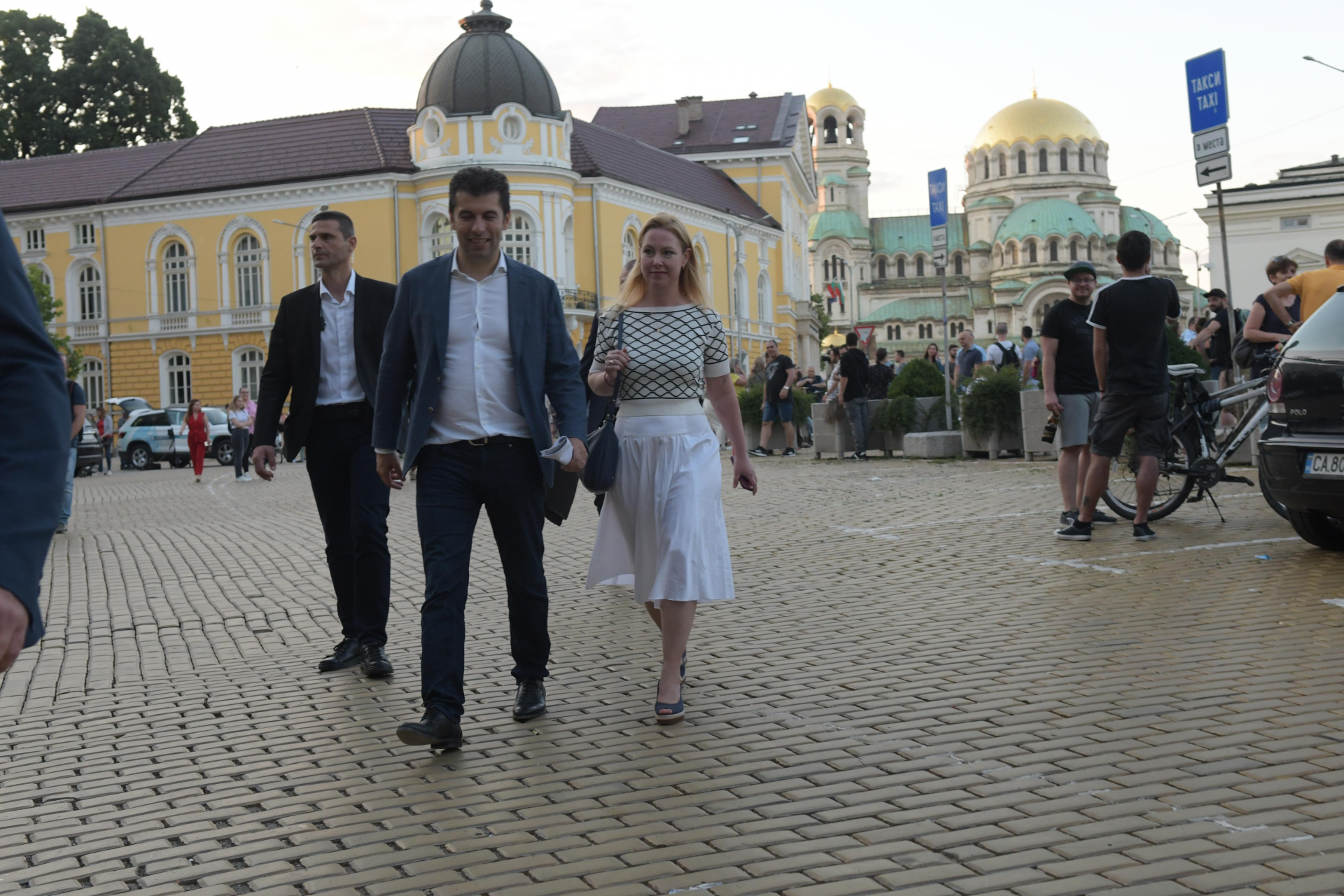 Петков избяга с 200 от София, ето къде заведе Линда СНИМКИ 