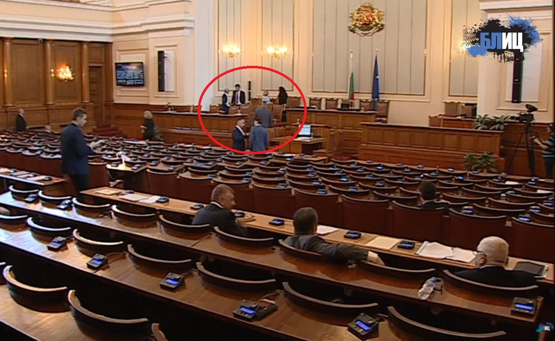 Какви ги върши Петков в празния парламент СНИМКИ