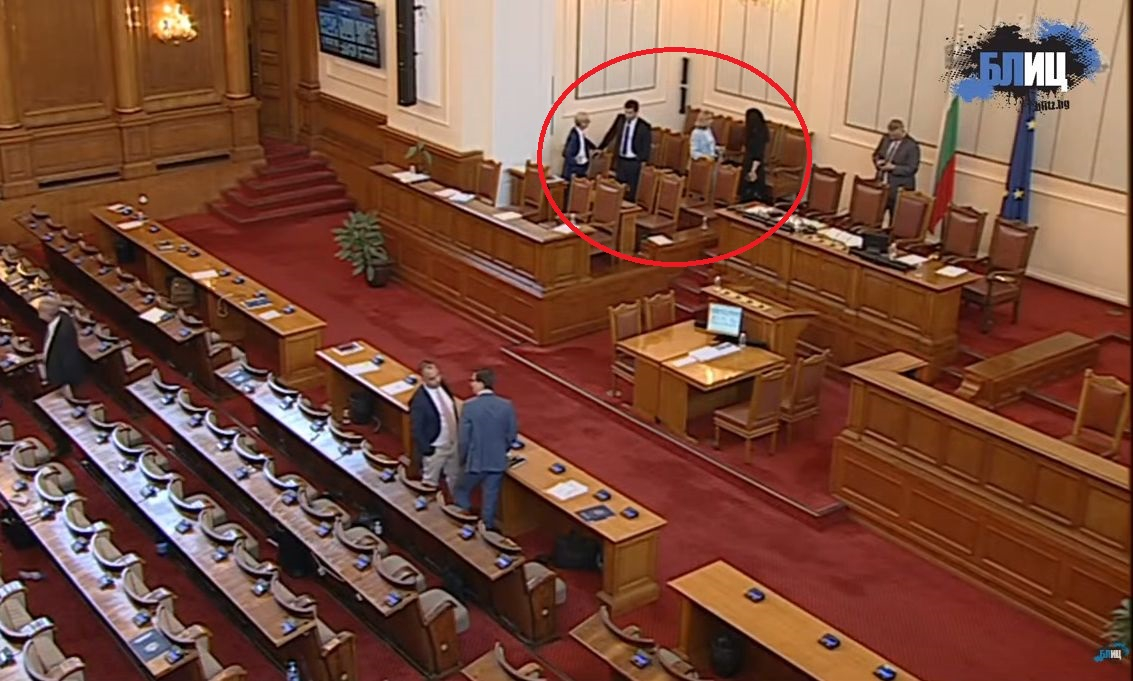Какви ги върши Петков в празния парламент СНИМКИ