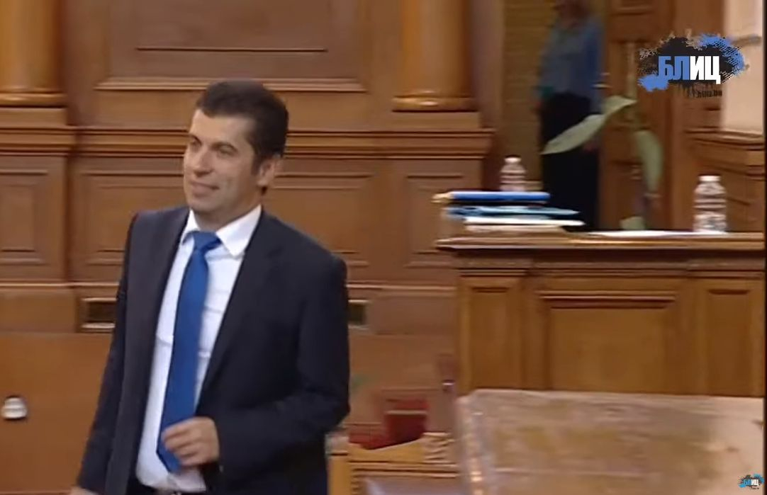 Какви ги върши Петков в празния парламент СНИМКИ