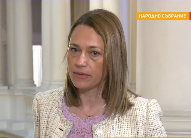 Ива Митева хвърли бомба с неочакван ход за шеф на парламента и за SMS-и до нея и Каримански