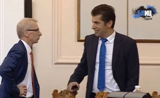 Теза: Ето защо Петков бута Денков в окопите за премиер