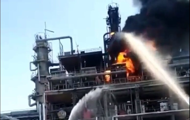ВИДЕО от войната: Дронове атакуваха и подпалиха руска петролна рафинерия край границата с Украйна 