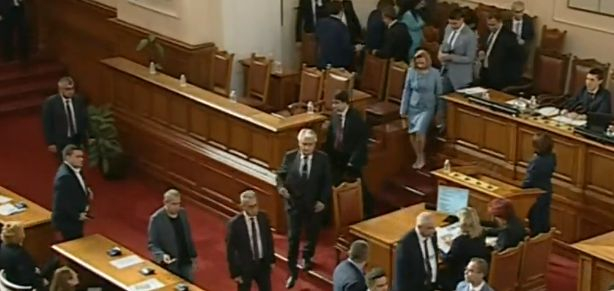 Ето какво се случи в НС секунди, след като кабинетът "Петков" падна БЛИЦ TV
