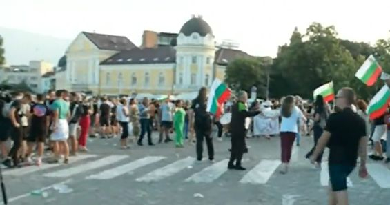 Не е за вярване какво се случи на протеста срещу кабинета след вота СНИМКИ 