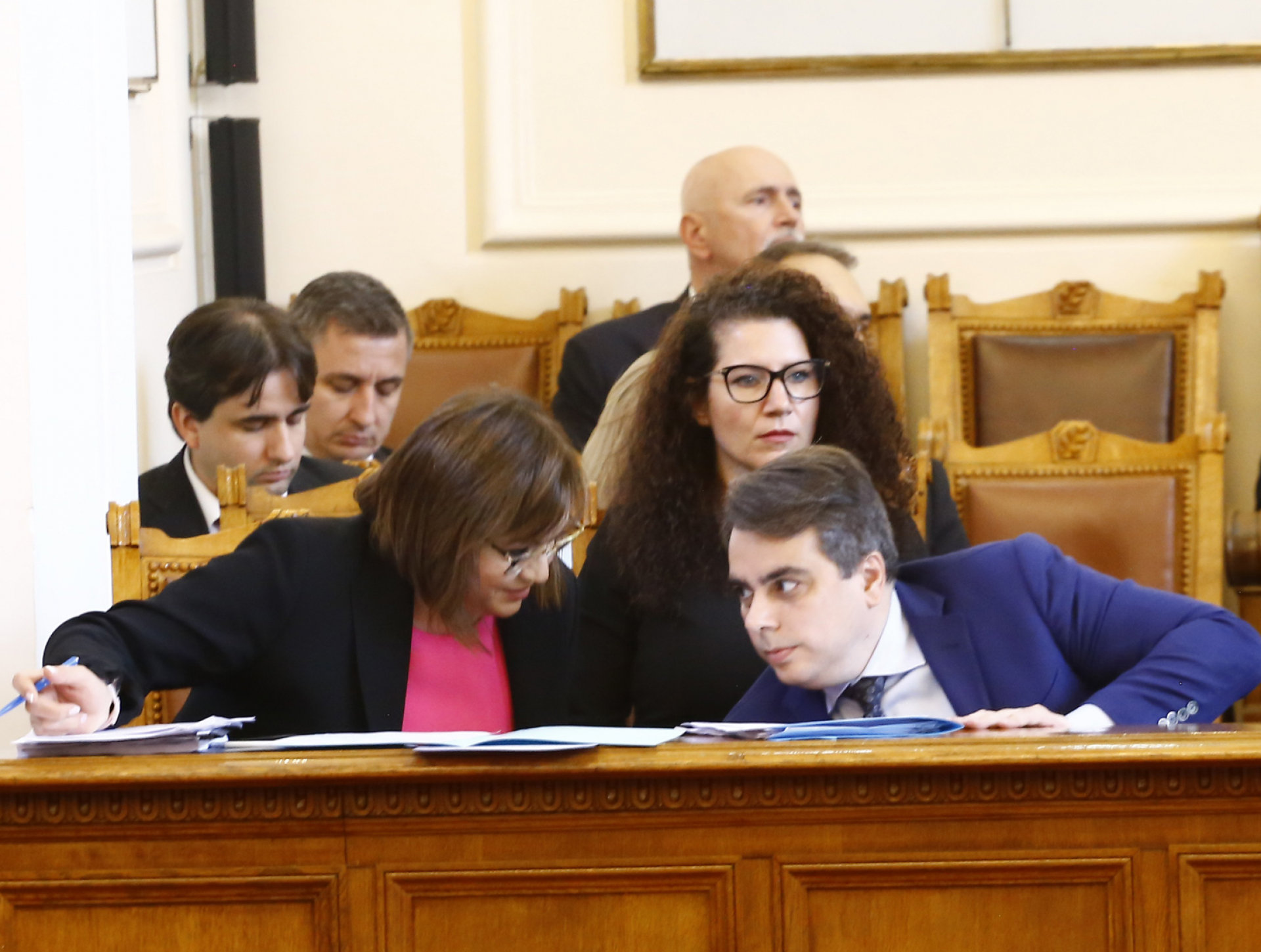 Чудовища, задкулисие и мафията: Политолози посочиха защо приоритетите на кабинета "Василев" са абсурдни 