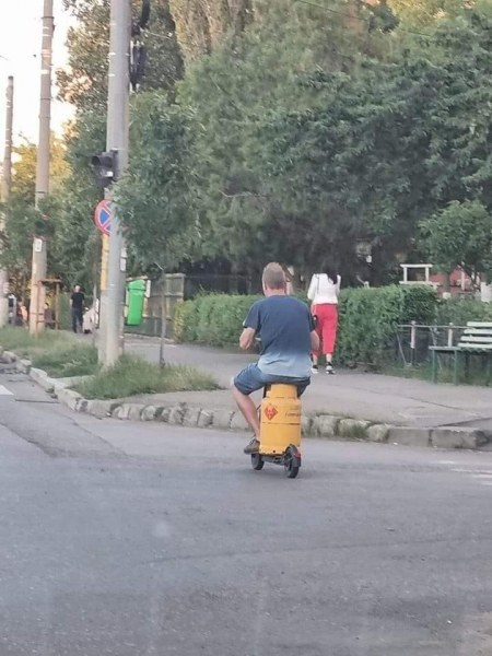 Мрежата настръхна, след като видя какво вози този софиянец на тротинетката си СНИМКА