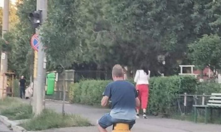 Мрежата настръхна, след като видя какво вози този софиянец на тротинетката си СНИМКА