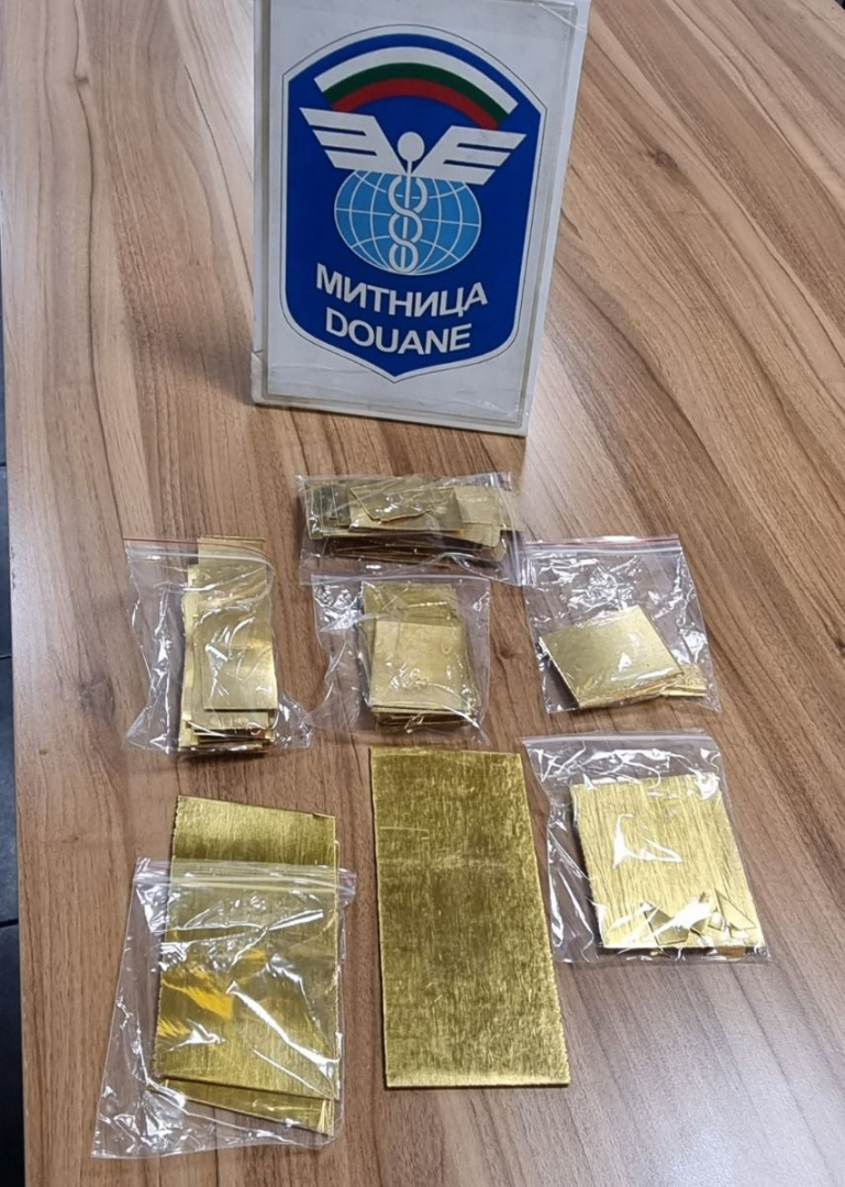 Митничарите на Капитан Андреево спряха бус и онемяха от намереното вътре СНИМКА