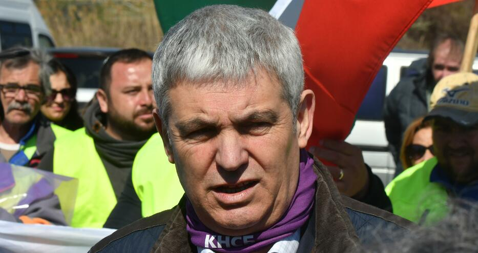 Под прозорците на властта ври и кипи