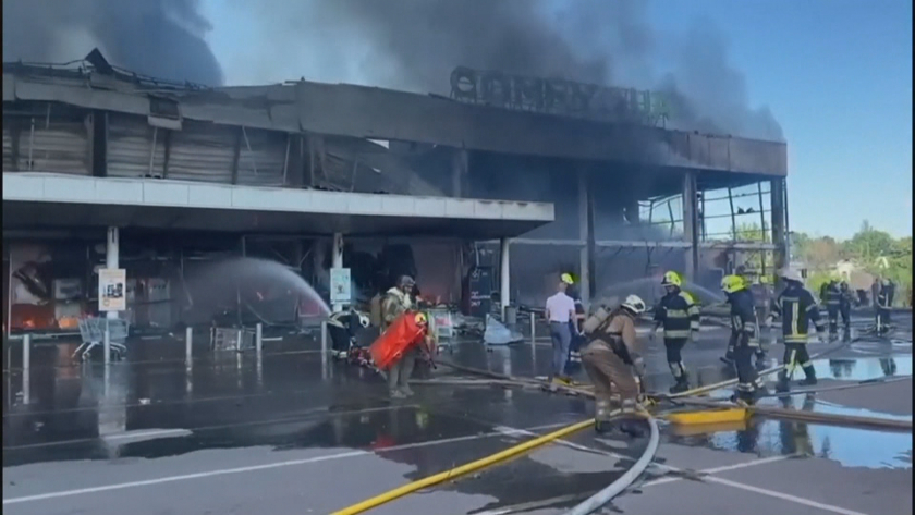 ВИДЕО от войната: Руски ракети удариха търговски център в Кременчуг 