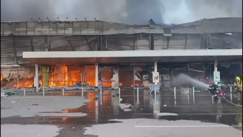 ВИДЕО от войната: Руски ракети удариха търговски център в Кременчуг 