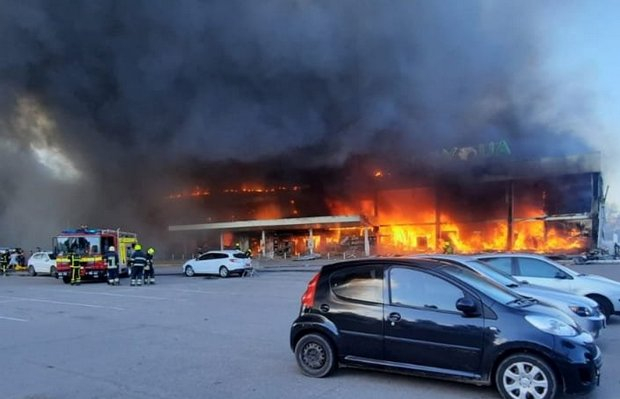 ВИДЕО от войната: Руски ракети удариха търговски център в Кременчуг 