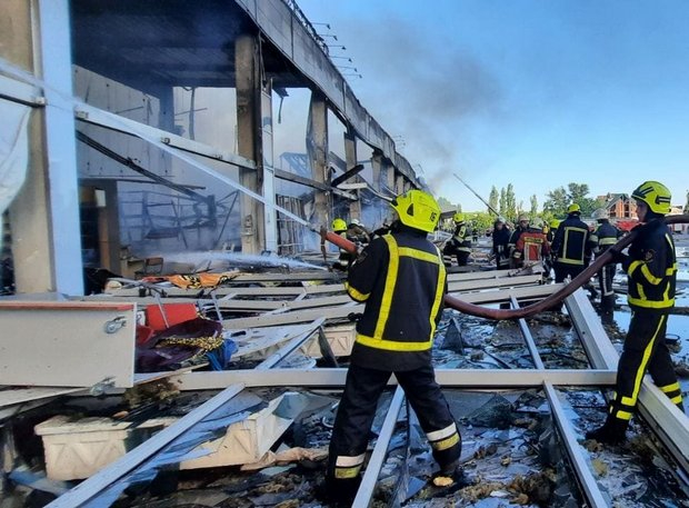 ВИДЕО от войната: Руски ракети удариха търговски център в Кременчуг 